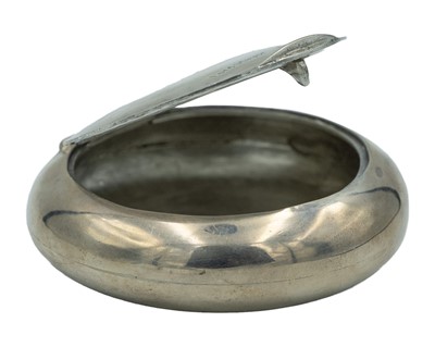 Lot 335 - A modern silver pinch tobacco box by Walwyn Godfrey Visick.