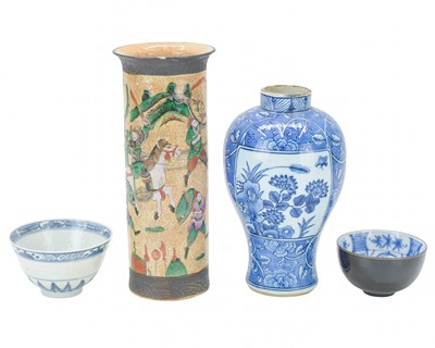 Lot 348 - A Chinese blue and white meiping vase.