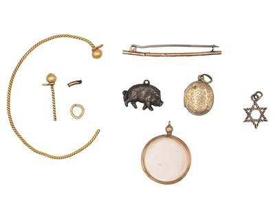 Lot 430 - A selection of scrap gold.