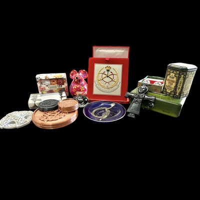 Lot 65 - A mixed lot of items, including 3D printed...