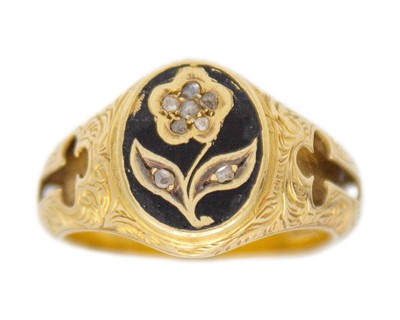 Lot An 18k gold gentleman's mourning signet ring.