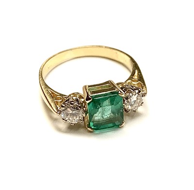 Lot 2476 - A diamond and emerald ring with 0.25ct...