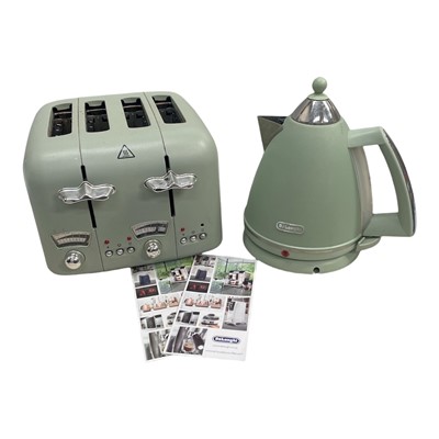 Lot 104 - Matching DeLonghi four-slice toaster CT04-GR...