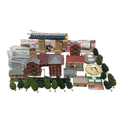 Lot 122 - A collection of OO/HO model railway buildings...