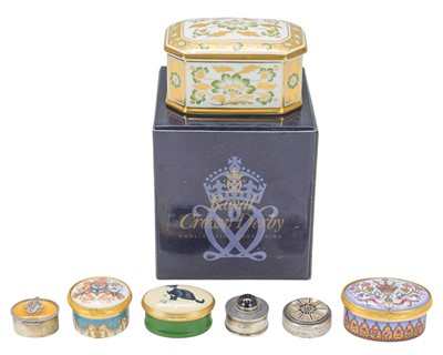 Lot 578 - A Royal Crown Derby 'Green Derby Panel' lidded trinket box.