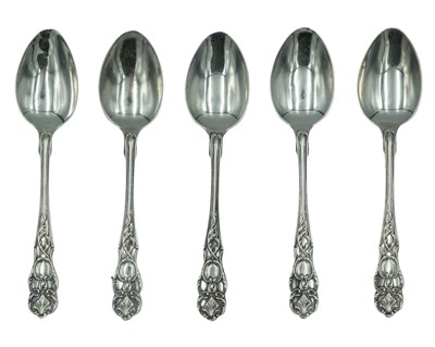 Lot 231 - A set of five silver Queen's patterned teaspoons.