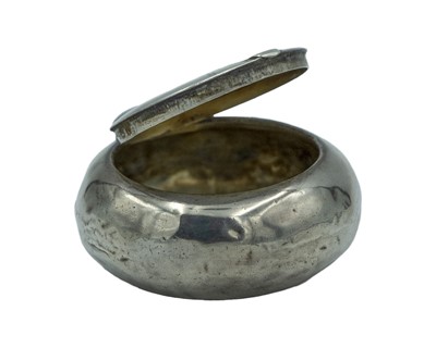 Lot 200 - A George V silver pinch snuff box by Henry Matthews.