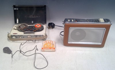 Lot 174 - A Vintage Commodore Transistor 4 Super Deluxe...