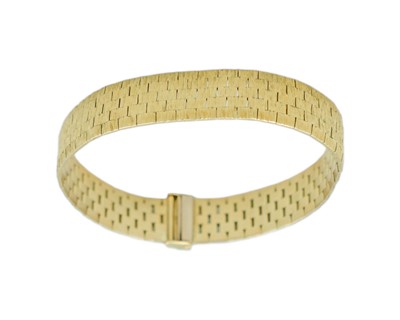 Lot 207 - ROY CECIL KING - An 18k hallmarked gold textured brick link bracelet.