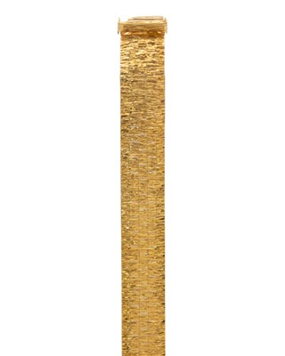 Lot 207 - ROY CECIL KING - An 18k hallmarked gold textured brick link bracelet.