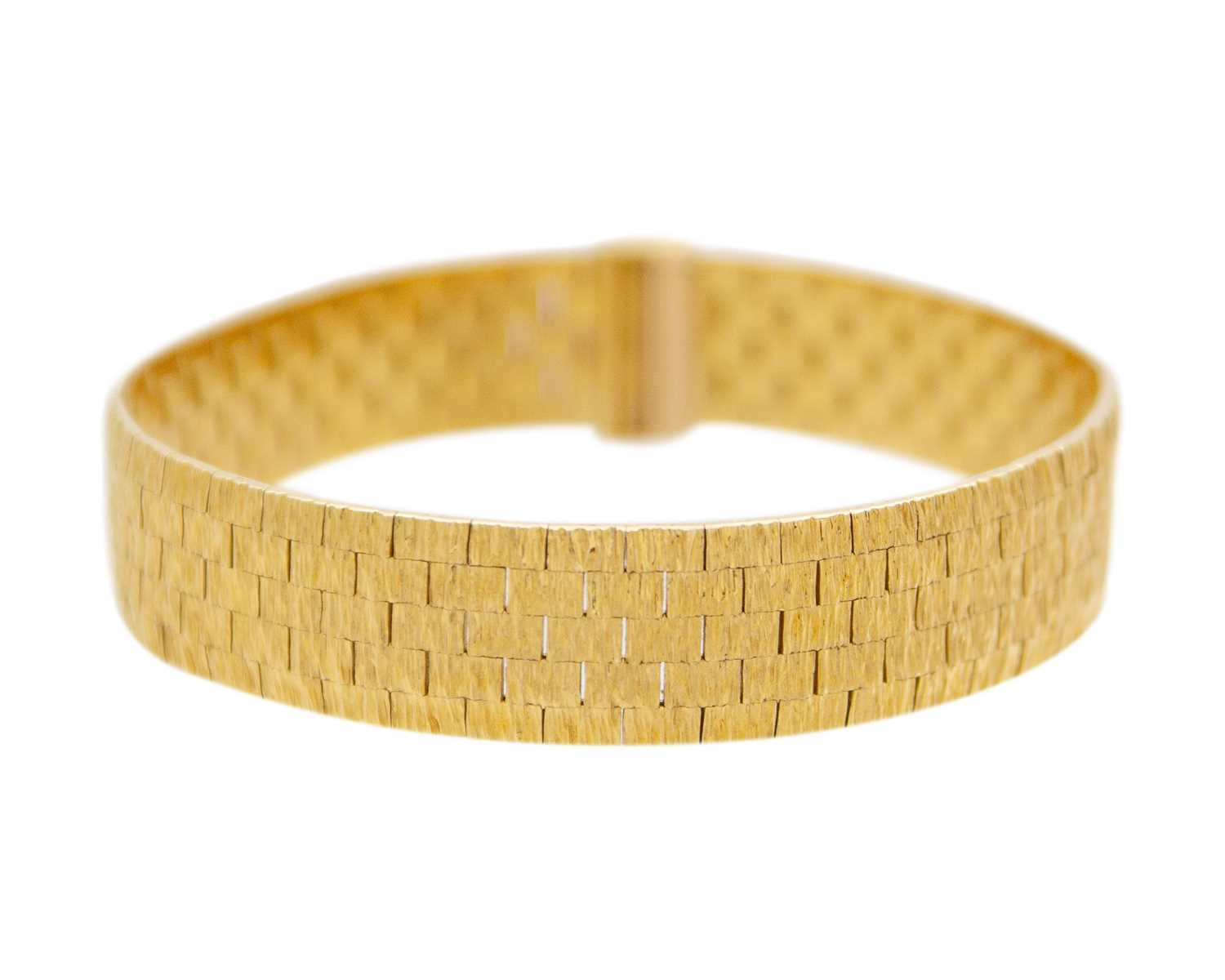 Lot 207 - ROY CECIL KING - An 18k hallmarked gold textured brick link bracelet.