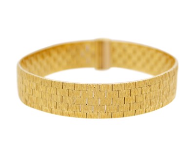 Lot 207 - ROY CECIL KING - An 18k hallmarked gold textured brick link bracelet.