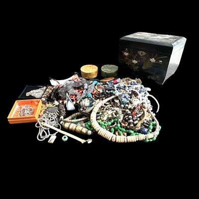 Lot 198 - A selection of yellow metal, white metal, and...
