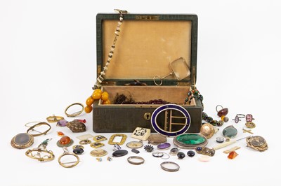 Lot 481 - A selection of costume jewellery.