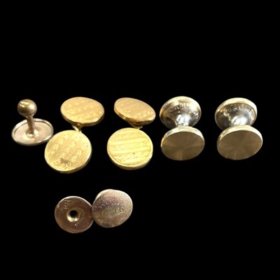 Lot 215 - A 9ct & 10ct gold collar stud and two pairs of...