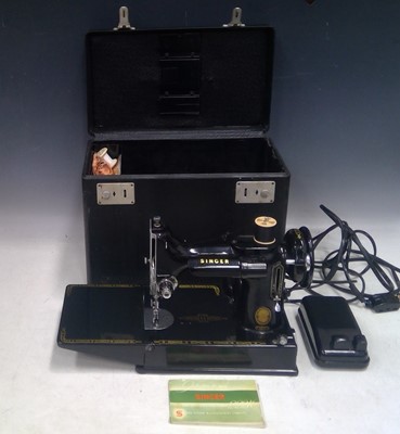 Lot 204 - A Singer Featherweight 221K Sewing Machine....