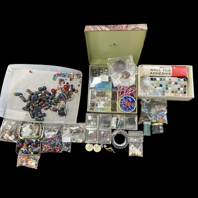 Lot 218 - A selection of beads and crafting items,...