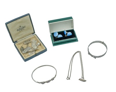 Lot 423 - A selection of silver jewellery.