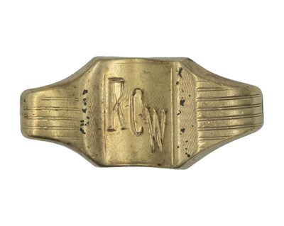 Lot 388 - A 9k gold signet ring.