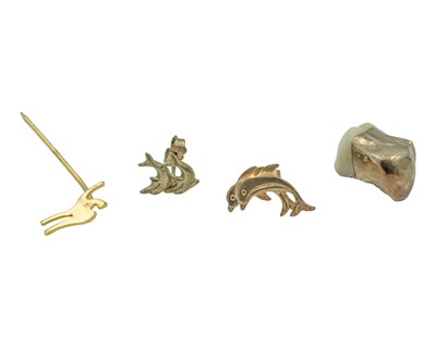 Lot 450 - A 14k gold tooth.