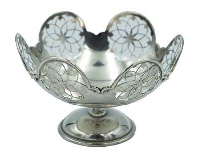 Lot 150 - A George V silver bonbon dish by E. S. Barnsley & Co.