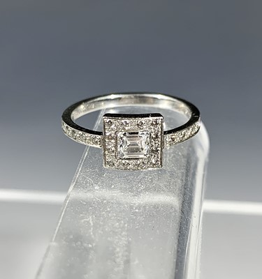 Lot 2379 - A Tiffany diamond ring in 950 platinum, the...