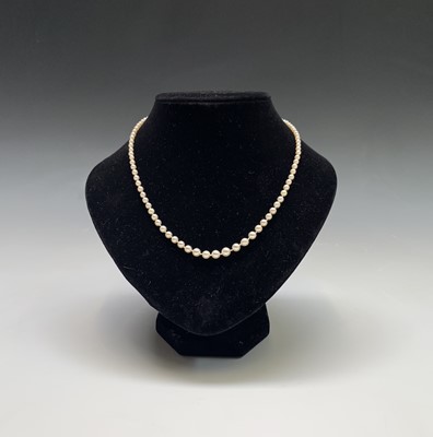 Lot 2413 - A graduated pearl necklace with gold box clasp....