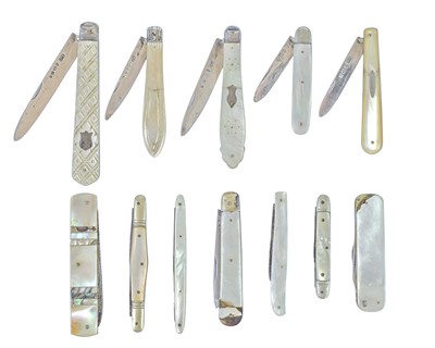 Lot 418 - A collection of mother of pearl fruit knives.