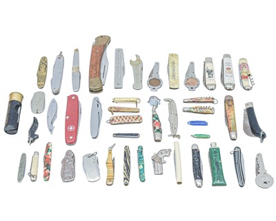 Lot 28 - A large collection of pen knives.
