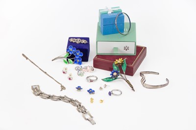 Lot 471 - A selection of silver jewellery.
