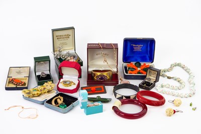 Lot 424 - A selection of costume jewellery.