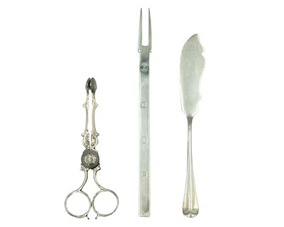 Lot 336 - A pair of silver scissor-action tongs by George Nathan & Ridley Hayes.