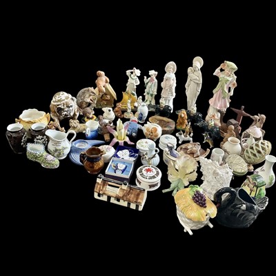Lot 91 - A mixed lot of small items of ceramics and...