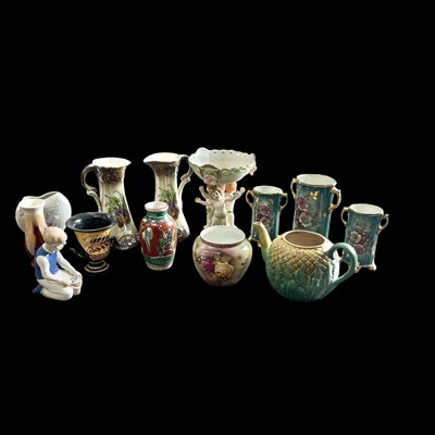 Lot 64 - A mixed lot of ceramics.