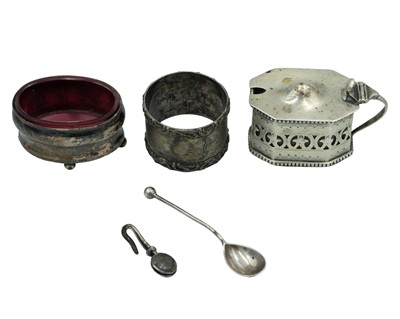 Lot 89 - A selection of silver objects.