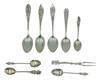Lot 354 - A selection of sterling 'United States of America' souvenir spoons.