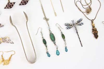 Lot 404 - A selection of costume jewellery.