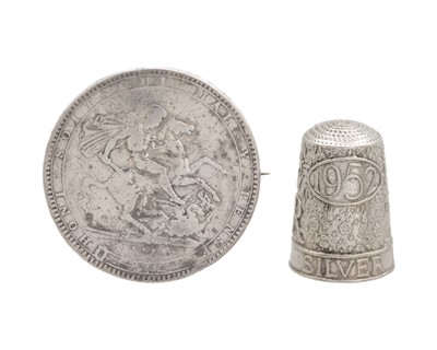 Lot 256 - A silver crown brooch, and a silver thimble.