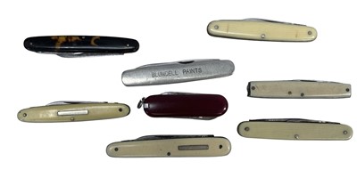 Lot 174 - A collection of vintage pocket knives.