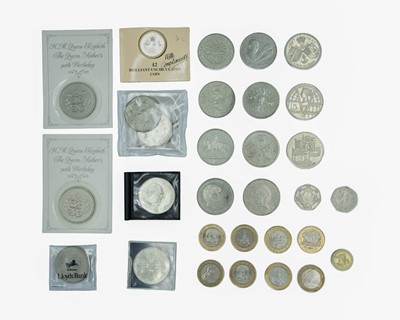 Lot 6 - GB - A collection of QEII commemorative £5 crowns, £2, £1 and 2 x 50p; together with a small collection of crowns.