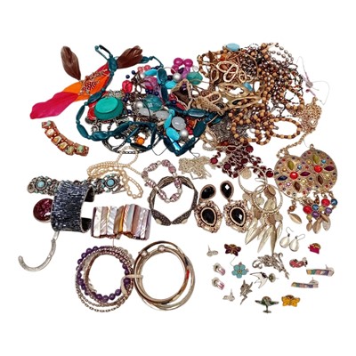 Lot 37 - A quantity of Costume jewellery, including...