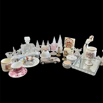 Lot 186 - A mixed lot of glass, bone china, and...