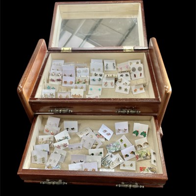 Lot 197 - A wooden jewellery box containing fashion...
