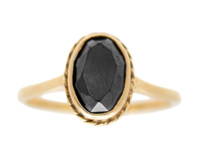 Lot 497 - A 9k hematite set ring.