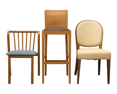 Lot 86 - A stylish oak stick back dining chair.