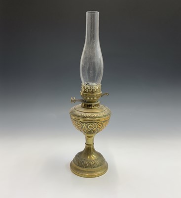 Lot 64 - A late 19th/early 20th century brass oil lamp...
