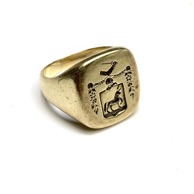 Lot 2439 - A heavy 14kt. gold signet ring crested with a...