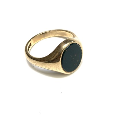 Lot 2376 - A 9ct gold signet ring set with bloodstone 5.8gm