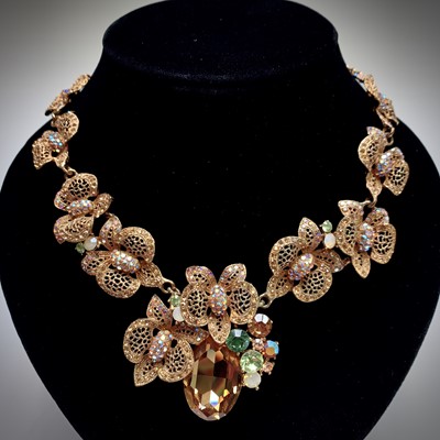 Lot 423 - A filigree flowerhead necklace