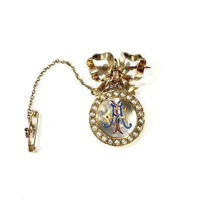 Lot 2409 - An Essex crystal, monogrammed EAI, set in gold...